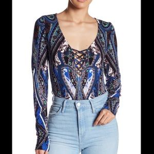 FREE PEOPLE ALLOVER PAISLEY PRINT CROP TOP
